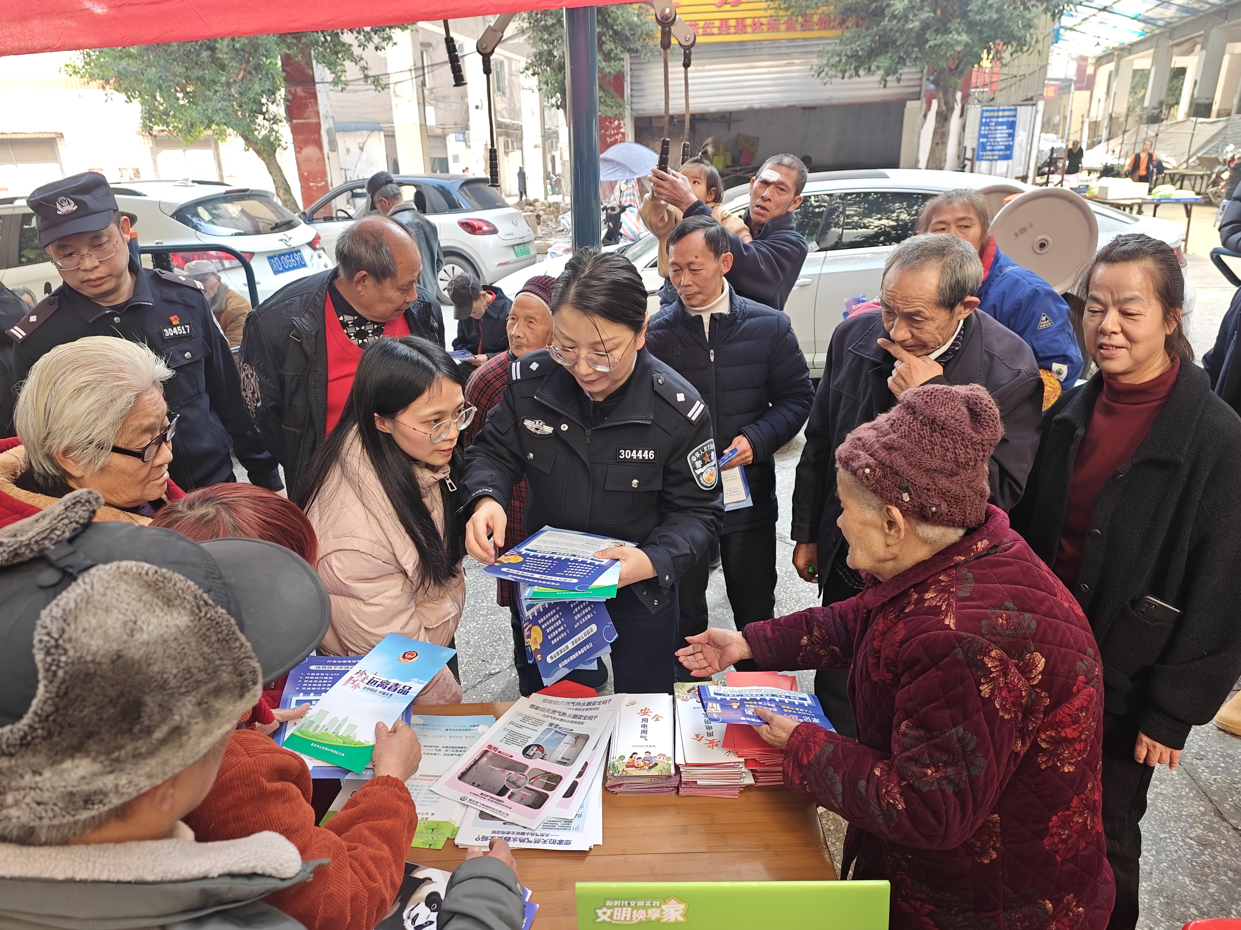 √开云app下载
公安分局积极开展“筑牢防火墙,远离毒品危害--共建平安家园”宣传活动4.jpg