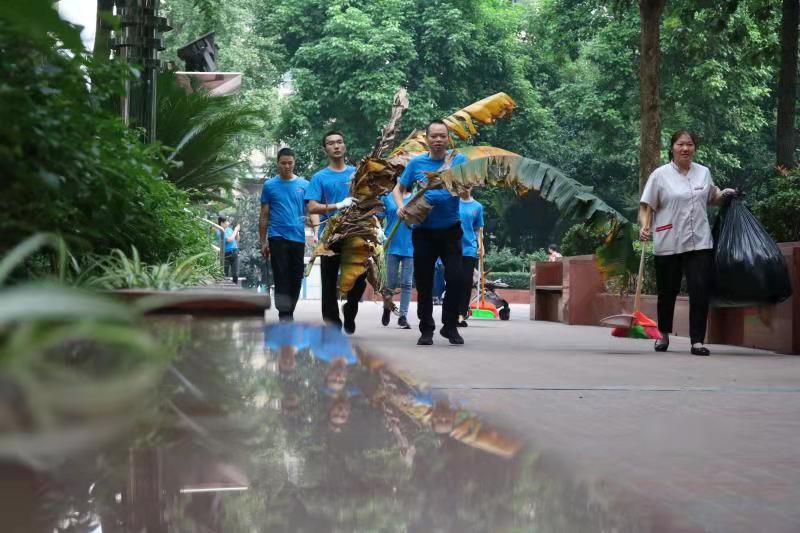 开云app下载
机关事务管理局组织党员干部开展“迎五一、美家园”广场清扫活动