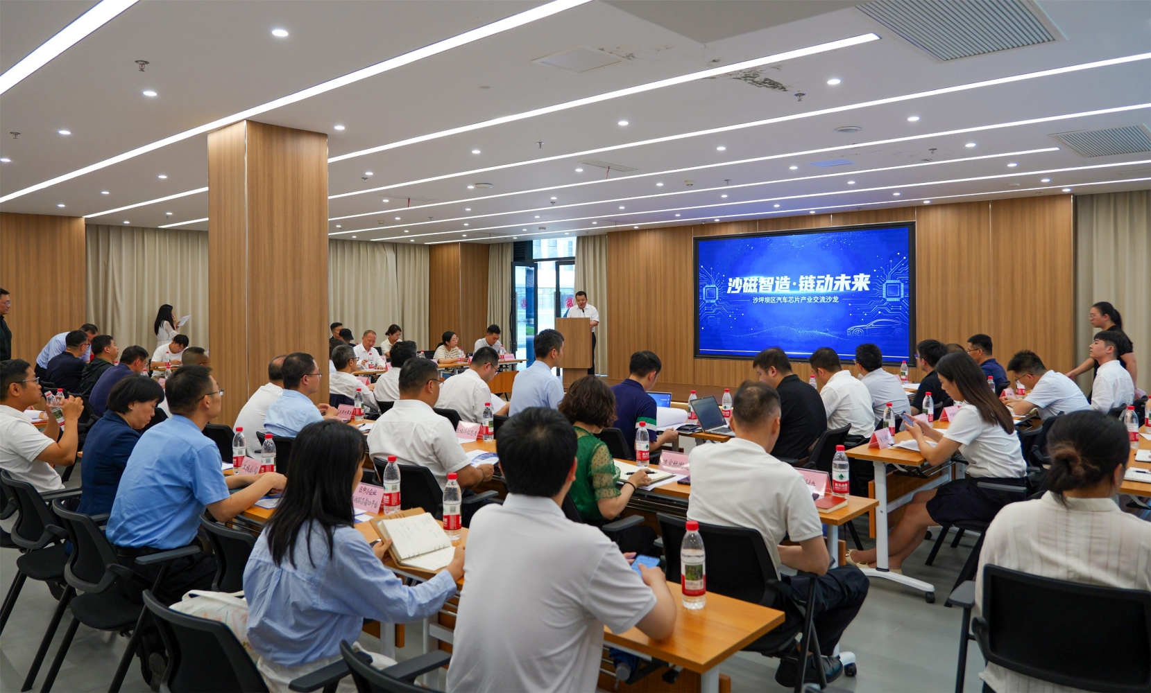 搭建产学研企金深度对接平台 开云app下载
举行汽车芯片产业交流沙龙