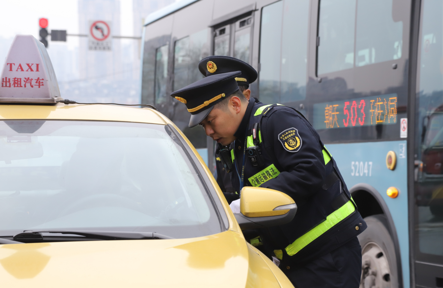 执法人员抽查巡游出租车.png