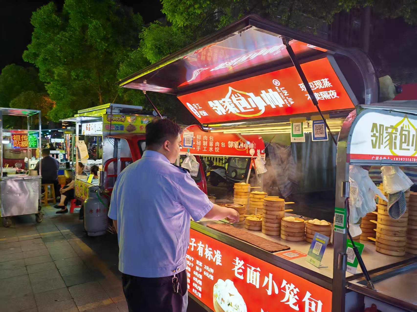 丰文街道综合行政执法大队开展夜间市容秩序整治工作