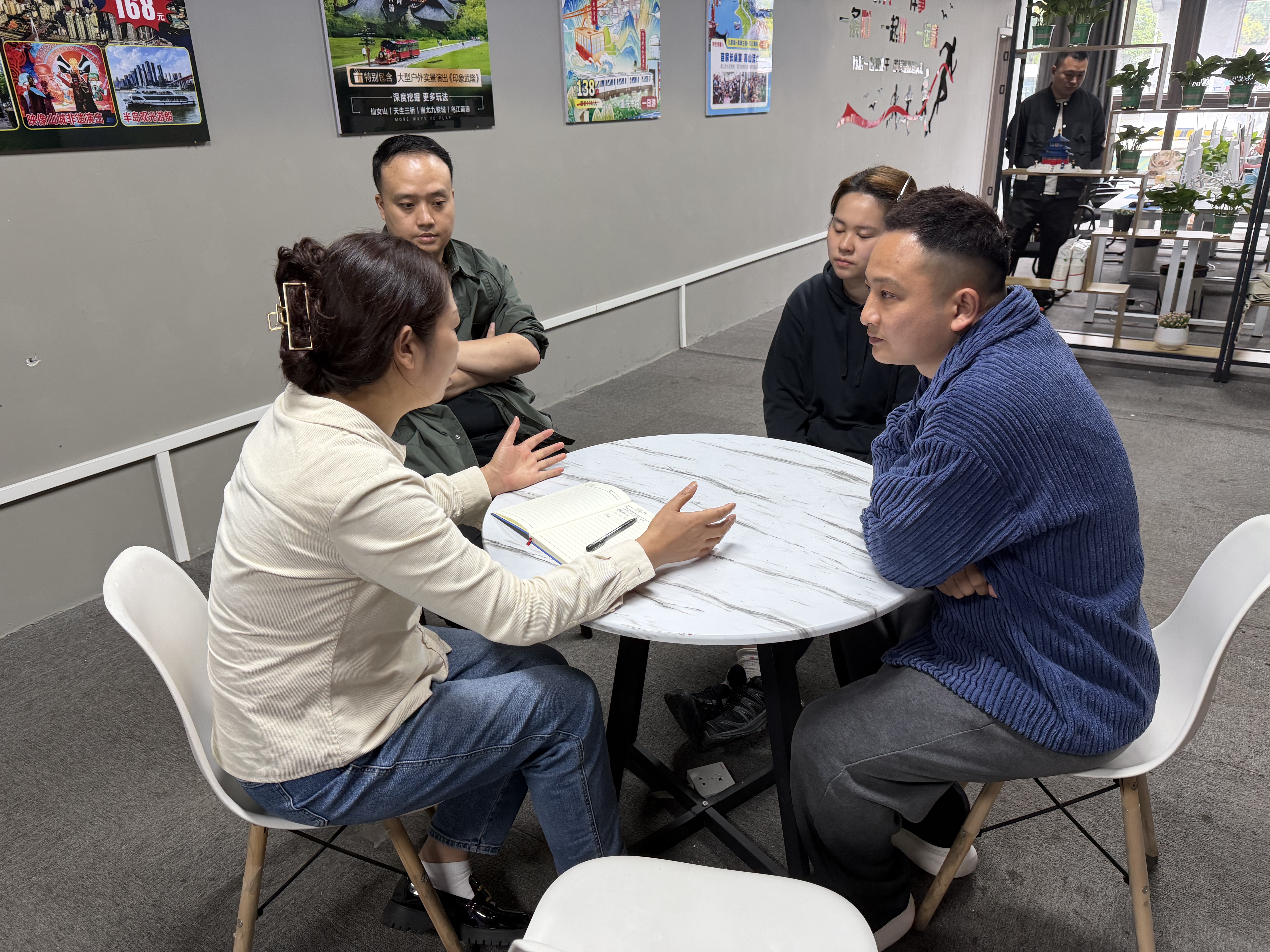 石井坡街道石滨路社区走访辖区企业调解用工纠纷