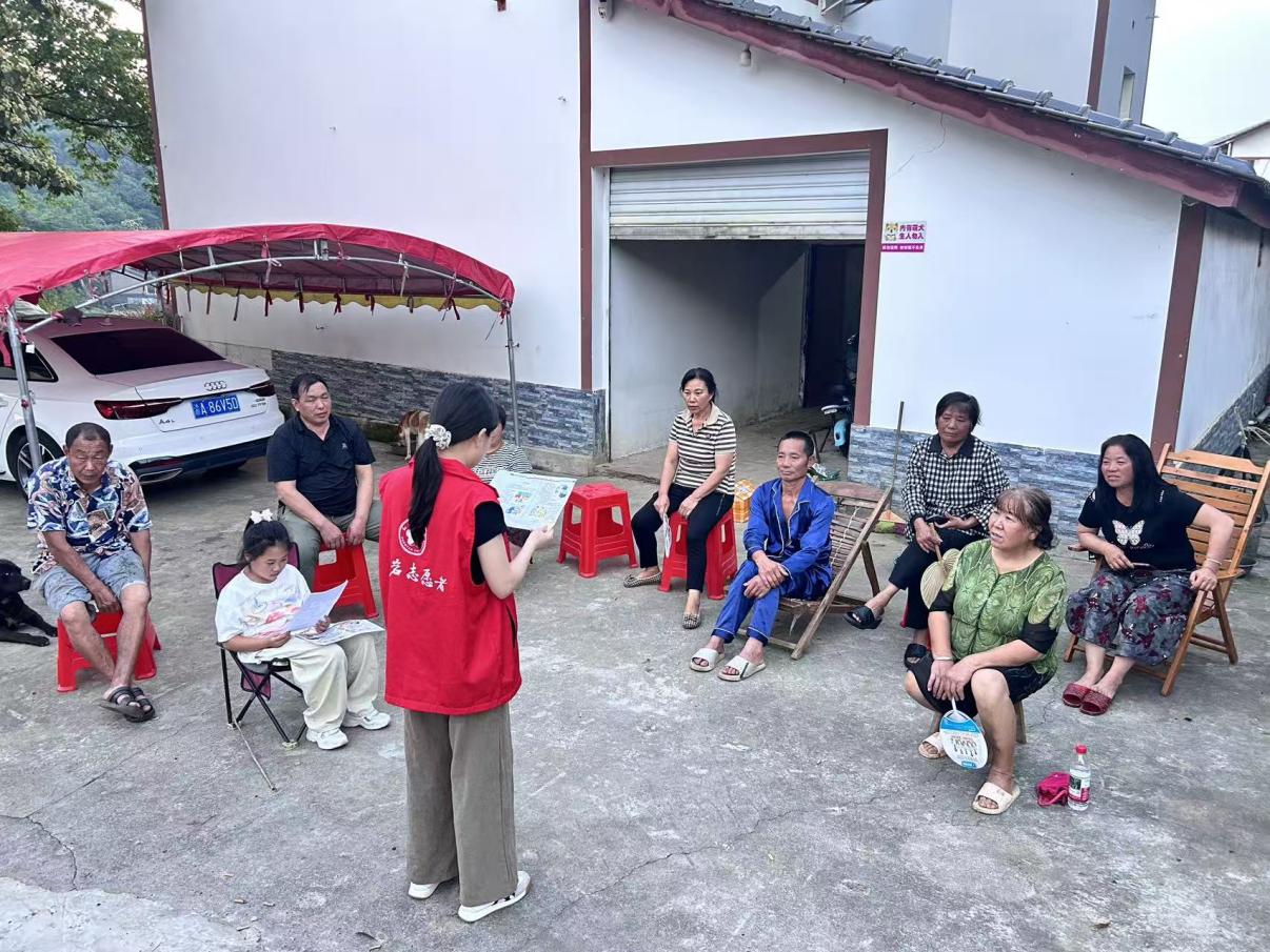 中梁镇：龙泉村开展夏季暑期安全普法入户宣传活动简报
