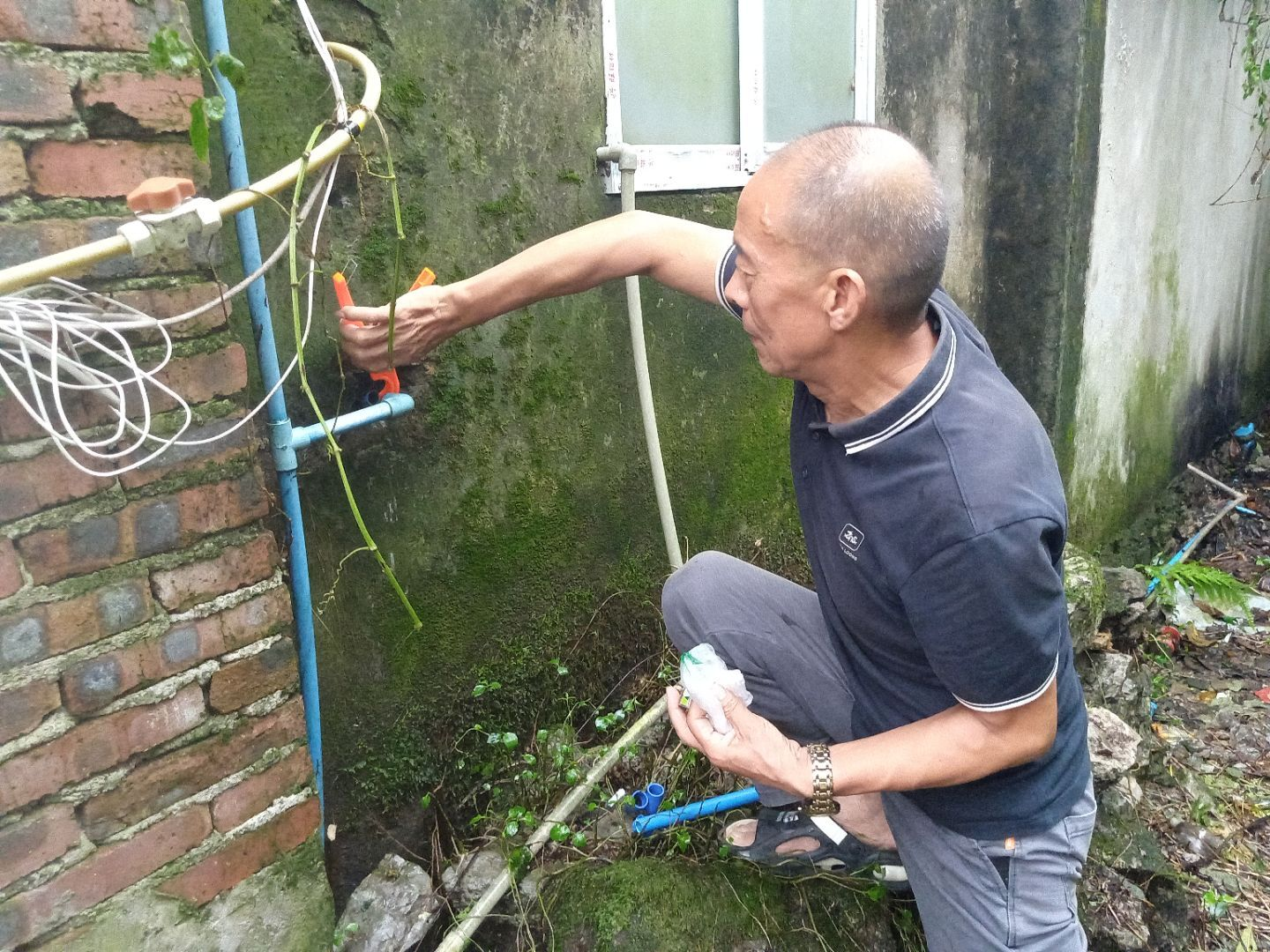 中梁镇：心系独居老人 维修水管暖人心